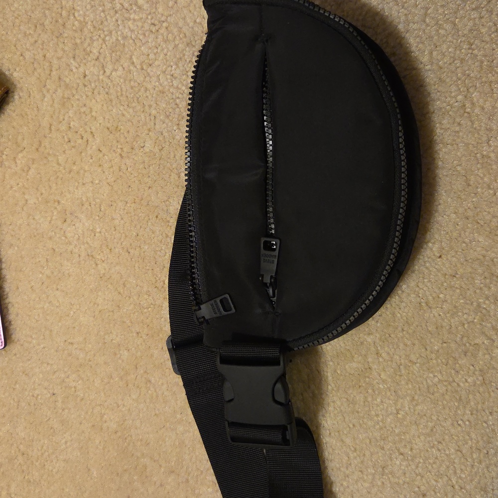 Steve Madden  Black Belt Bag